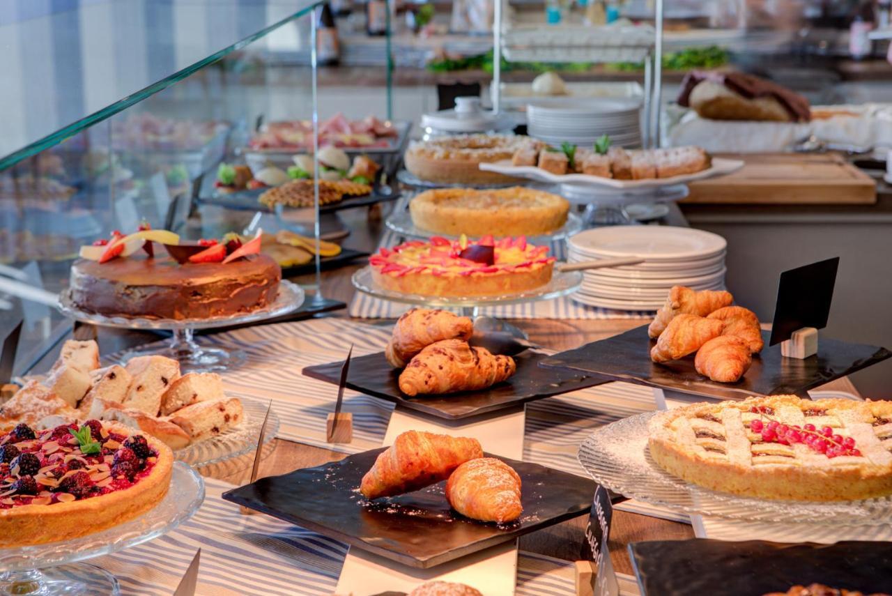 Hotel Alexandra - Beach Front - Healthy Xxl Breakfast & Brunch Until 12 30 - Parking Included Misano Adriatico Exterior photo