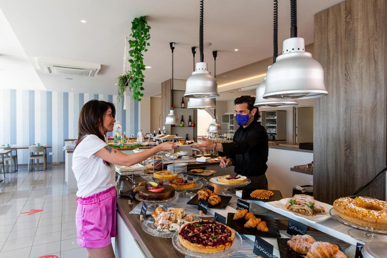 Hotel Alexandra - Beach Front - Healthy Xxl Breakfast & Brunch Until 12 30 - Parking Included Misano Adriatico Exterior photo