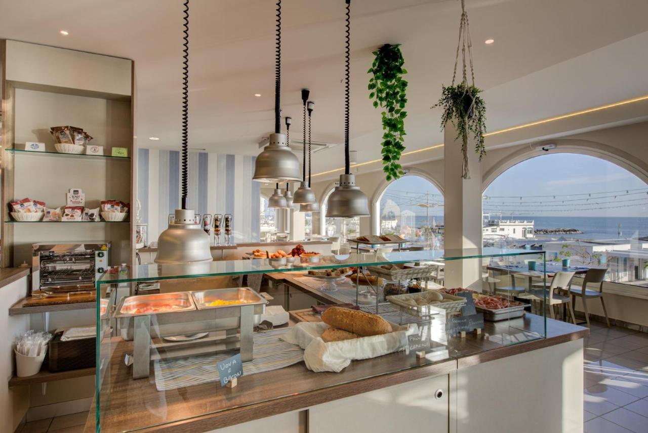 Hotel Alexandra - Beach Front - Healthy Xxl Breakfast & Brunch Until 12 30 - Parking Included Misano Adriatico Exterior photo