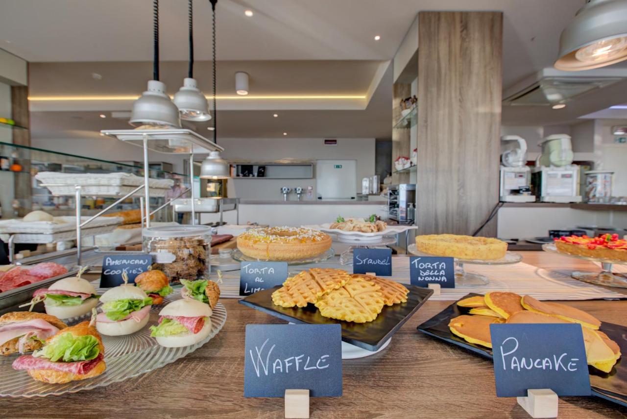 Hotel Alexandra - Beach Front - Healthy Xxl Breakfast & Brunch Until 12 30 - Parking Included Misano Adriatico Exterior photo