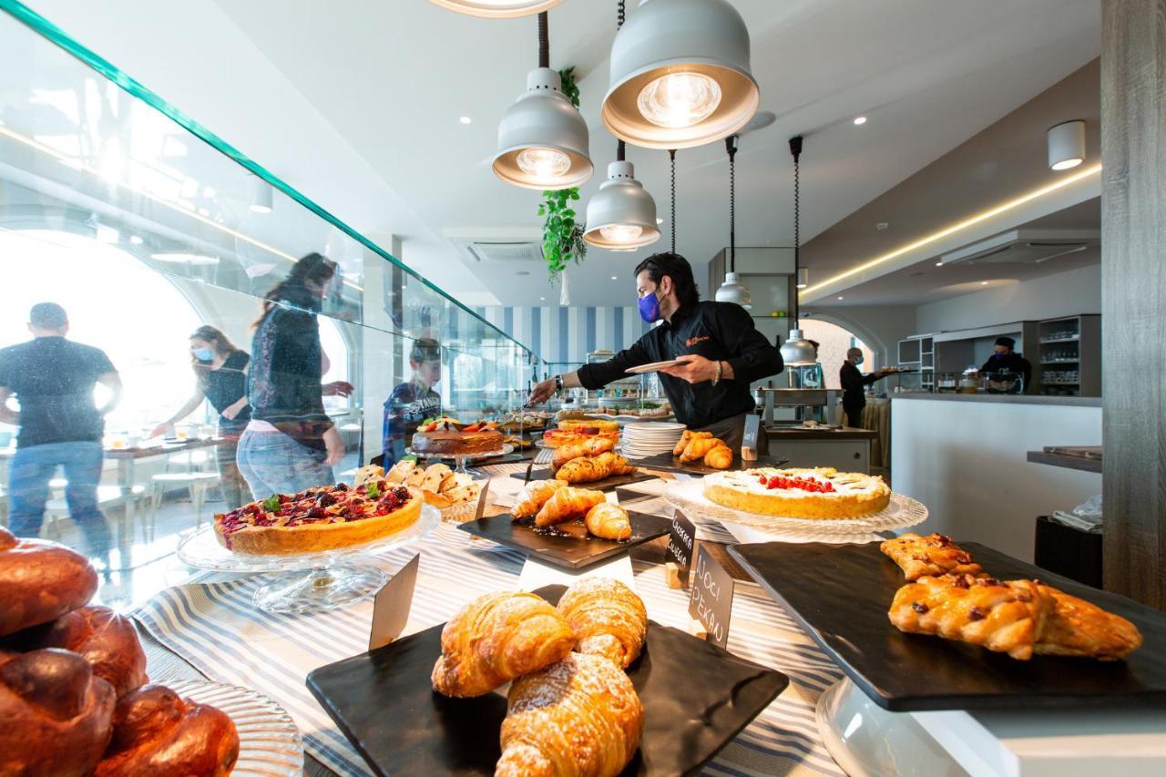 Hotel Alexandra - Beach Front - Healthy Xxl Breakfast & Brunch Until 12 30 - Parking Included Misano Adriatico Exterior photo