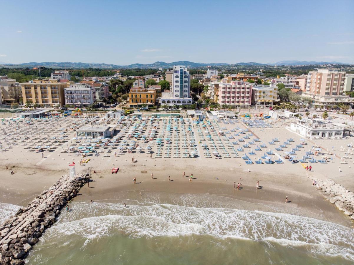 Hotel Alexandra - Beach Front - Healthy Xxl Breakfast & Brunch Until 12 30 - Parking Included Misano Adriatico Exterior photo