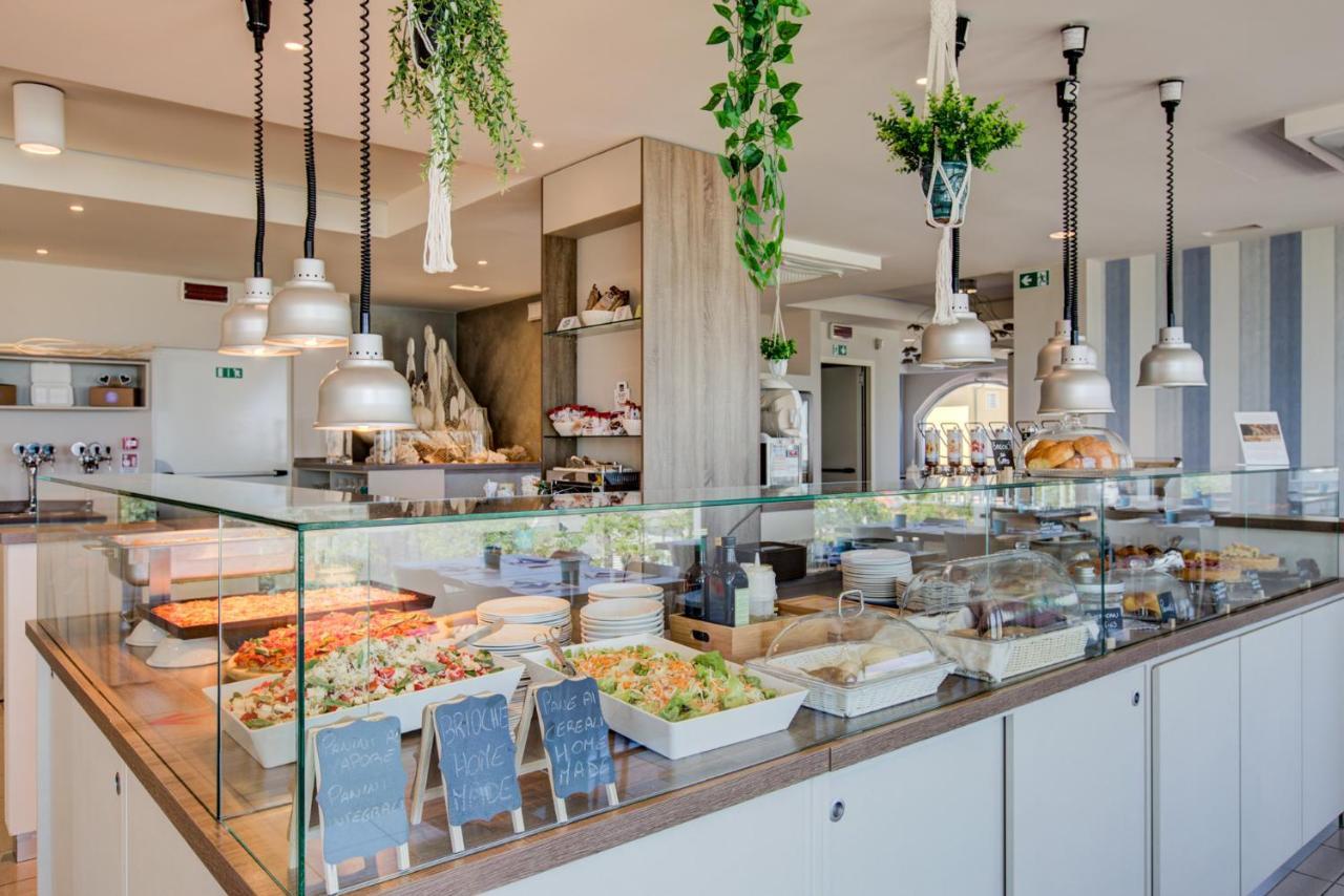 Hotel Alexandra - Beach Front - Healthy Xxl Breakfast & Brunch Until 12 30 - Parking Included Misano Adriatico Exterior photo