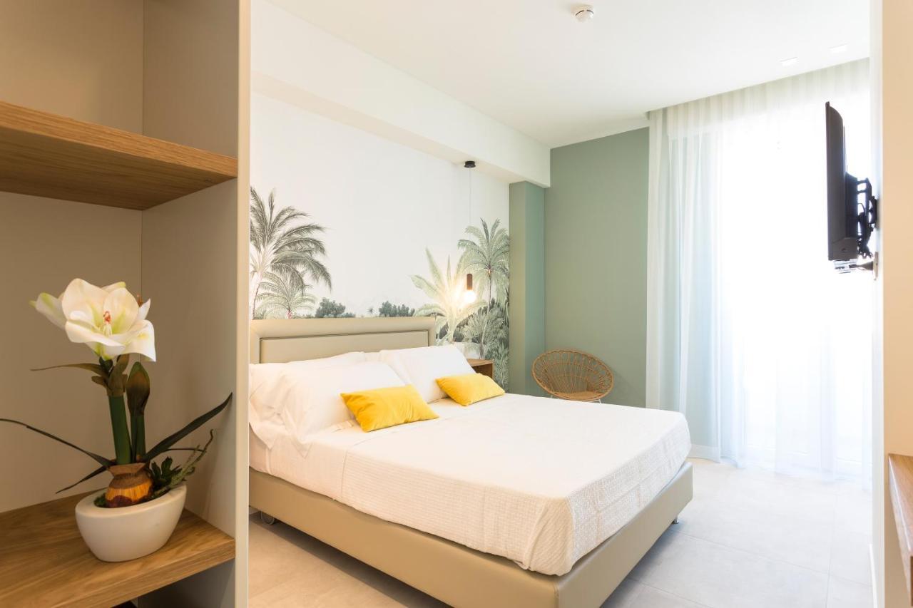 Hotel Alexandra - Beach Front - Healthy Xxl Breakfast & Brunch Until 12 30 - Parking Included Misano Adriatico Exterior photo